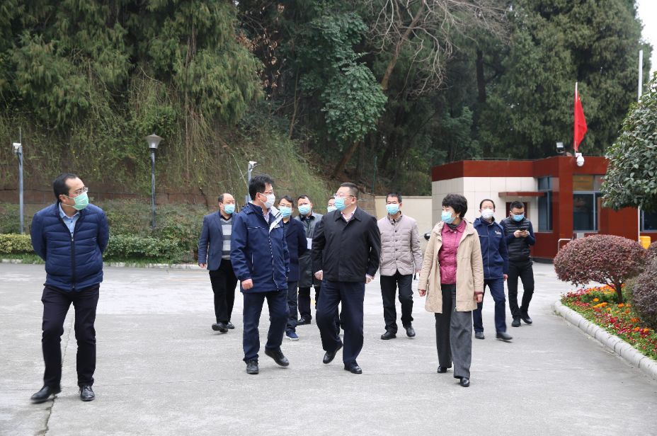 軍地?cái)y手、共克時(shí)艱 ——綿陽市長元方到公司了解防疫及復(fù)工情況